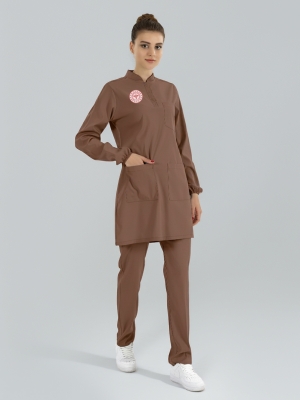 Friar Brown Bedecktes Scrubs-Set für andere Gesundheitsberufe
