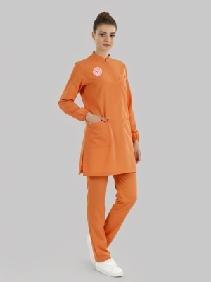 Orange Ochre Hijab-konformes Scrubs-Set für den klinischen Unterstützungsdienst mit Stretch – Gesundheitsministerium-Logo