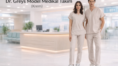 Die ruhige Kraft der Schicht: Komfort und Eleganz mit dem cremefarbenen Dr. Greys Luxury Lycra Scrubs Set