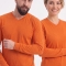 Oranges Langarm-T-Shirt mit V-Ausschnitt aus 100 % Baumwoll-Jersey