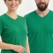 Brasilgrünes Kurzarm-T-Shirt mit V-Ausschnitt aus 100 % Baumwoll-Jersey