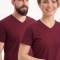 Bordeauxrotes Kurzarm-T-Shirt mit V-Ausschnitt aus 100 % Baumwoll-Jersey